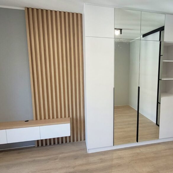 biała szafa z lustrem na wymiar