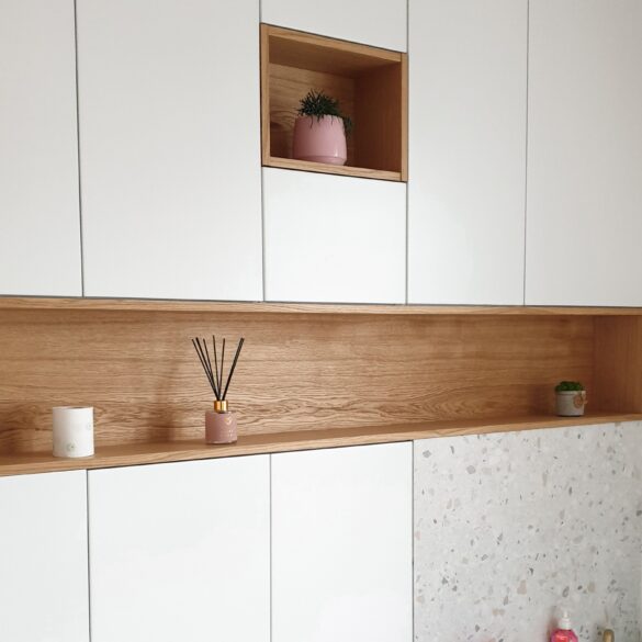 biała zabudowa w łazience