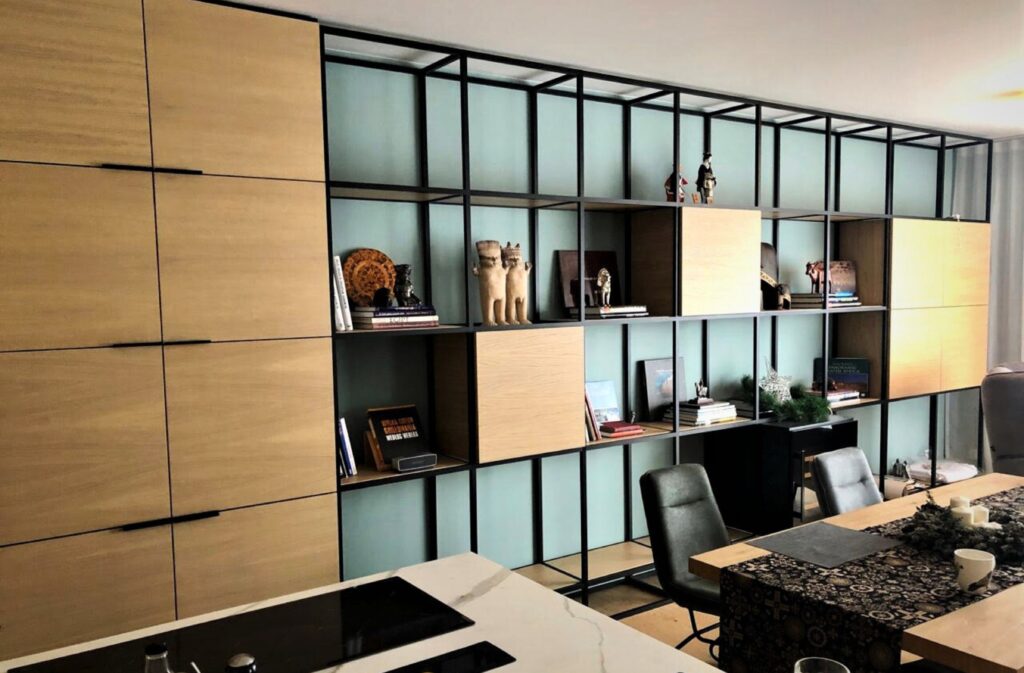 geometryczna zabudowa w salonie