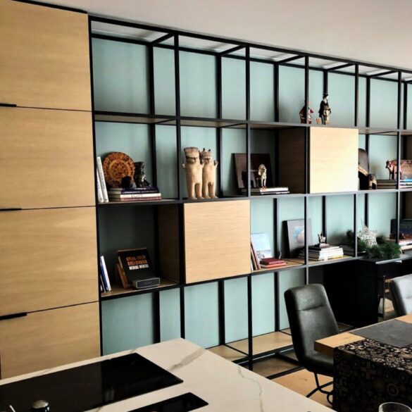 geometryczna zabudowa w salonie