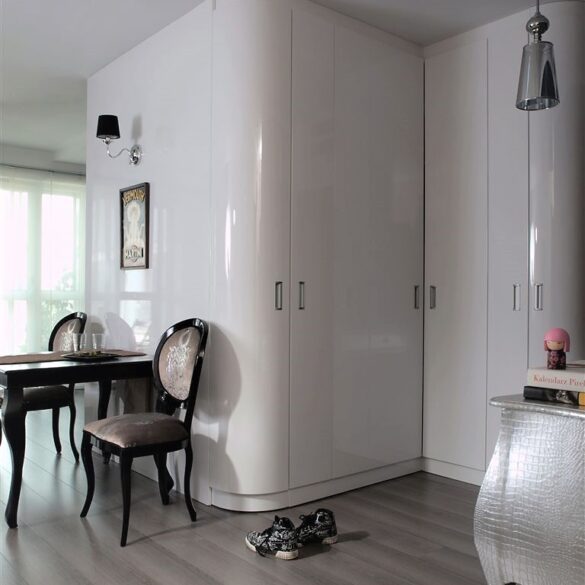 szafa w połysku z giętymi frontami